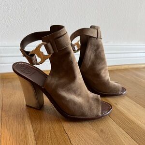 Tory Burch Gemini Link open toed tan suede bootie. Size 39 1/2